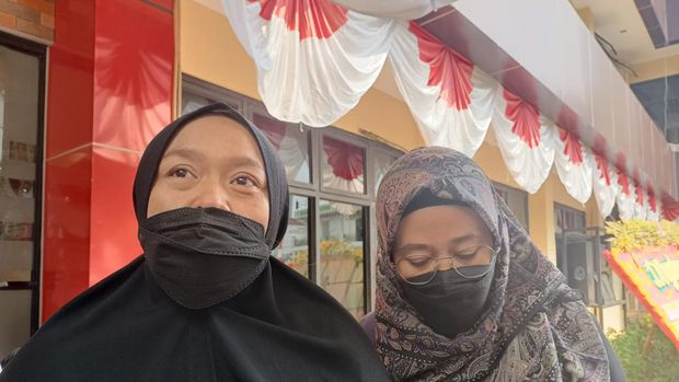 Ibu para pelaku pengeroyokan adik kelas di SMA Jaksel (Karin/detikcom)
