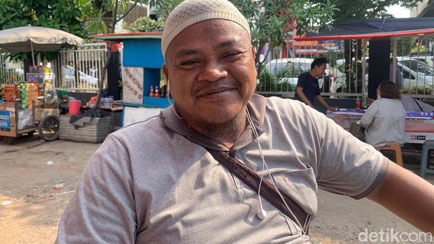 Indra, Ali, dan Harjono, warga di sekitar Jl Bekasi Timur, Jatinegara, Jaktim. (Mulia Budi/detikcom)