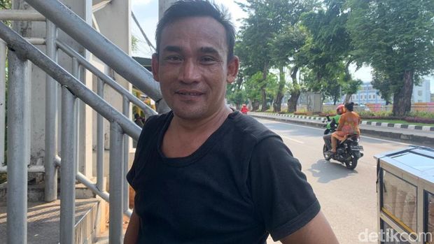 Indra, Ali, dan Harjono, warga di sekitar Jl Bekasi Timur, Jatinegara, Jaktim. (Mulia Budi/detikcom)