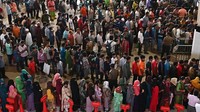 Warga Bangladesh rela mengantre panjang demi mendapatkan tiket kereta untuk mudik saat Idul Adha.  
