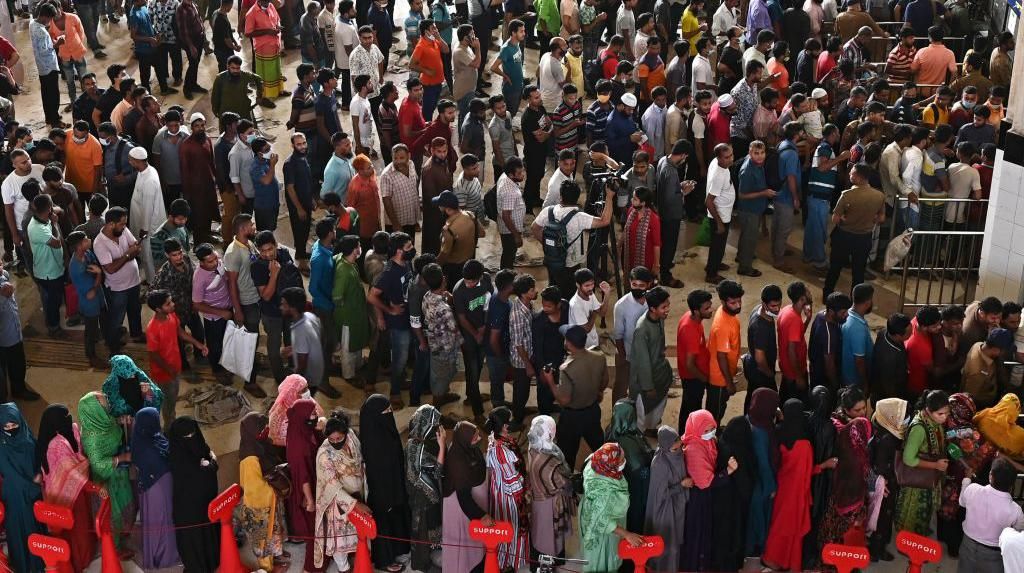 Mau Mudik Idul Adha, Warga Bangladesh Mengular Beli Tiket Kereta