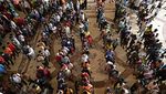 Mau Mudik Idul Adha, Warga Bangladesh Mengular Beli Tiket Kereta