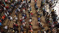 Di Bangladesh, warga ibu kota Dhaka melakukan tradisi mudik untuk merayakan Idul Adha.  