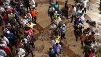 Dengan sarana transportasi ini, mereka bisa pulang ke kampung halaman untuk merayakan Idul Adha bersama keluarga.