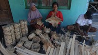 Besek tersebut dijual dengan harga Rp1.100 hingga Rp1.750 per pasang tergantung ukurannya untuk memenuhi permintaan menjelang Idul Adha sebagai tempat daging kurban yang ramah lingkungan.
