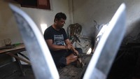 Perajin membuat pisau di Segaran, Delanggu, Klaten, Jawa Tengah. Dalam sehari perajin pisau tersebut dapat memproduksi sebanyak 100 pisau untuk memenuhi permintaan pasar menjelang Idul Adha sebagai peralatan memotong daging hewan kurban.