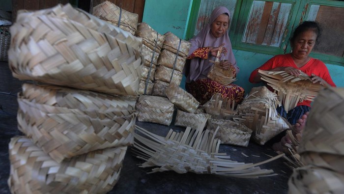 Jelang Idul Adha, Permintaan Besek hingga Pisau Daging Meningkat Tajam Perajin menata kerajinan besek yang telah jadi di Bero, Trucuk, Klaten, Jawa Tengah, Selasa (5//7/2022). Menurut perajin, dalam seminggu dapat memproduksi sebanyak 200 pasang besek dari bahan bambu yang dijual dengan harga Rp1.100 hingga Rp1.750 per pasang tergantung ukurannya untuk memenuhi permintaan menjelang Idul Adha sebagai tempat daging kurban yang ramah lingkungan. ANTARA FOTO/Aloysius Jarot Nugroho/foc.