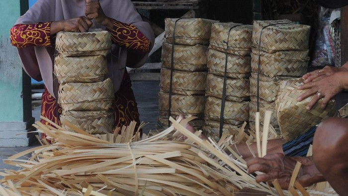 Jelang Idul Adha, Permintaan Besek hingga Pisau Daging Meningkat Tajam Perajin menata kerajinan besek yang telah jadi di Bero, Trucuk, Klaten, Jawa Tengah, Selasa (5//7/2022). Menurut perajin, dalam seminggu dapat memproduksi sebanyak 200 pasang besek dari bahan bambu yang dijual dengan harga Rp1.100 hingga Rp1.750 per pasang tergantung ukurannya untuk memenuhi permintaan menjelang Idul Adha sebagai tempat daging kurban yang ramah lingkungan. ANTARA FOTO/Aloysius Jarot Nugroho/foc.