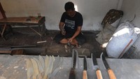 Pisau-pisau tersebut dijual dari harga Rp3.500 hingga Rp150 ribu tergantung jenis dan ukuran pisau.