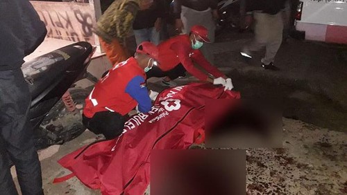 Jenazah Edy Salman saat dievakuasi petugas.medis