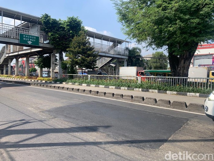 Jl Bekasi Timur yang sebelumnya rusak kini sudah diratakan. 5 Juli 2022. (Mulia Budi/detikcom)