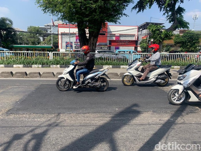 Jl Bekasi Timur yang sebelumnya rusak kini sudah diratakan. 5 Juli 2022. (Mulia Budi/detikcom)