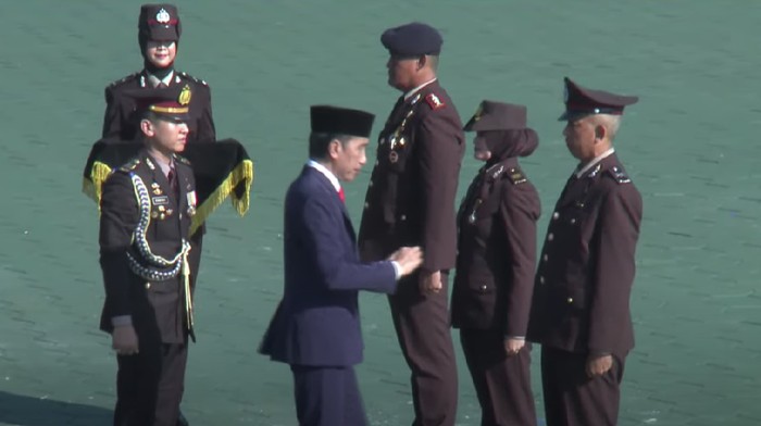 Jokowi Anugerahkan Bintang Bhayangkara Nararya Kepada 3 Anggota Polri