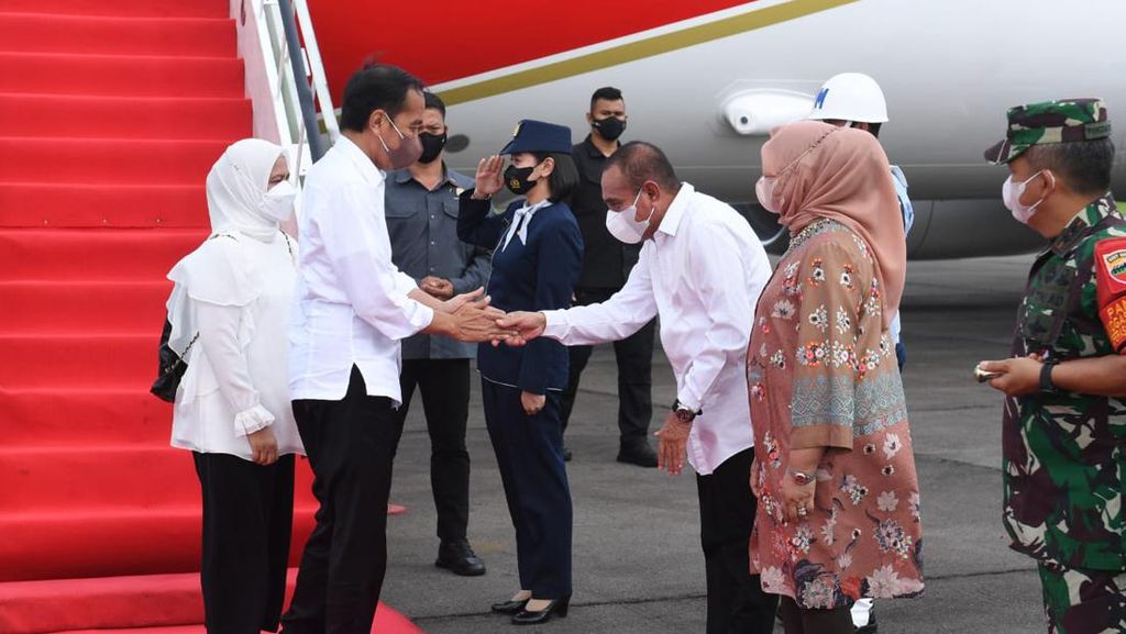 Jokowi Tiba di Medan, Gubsu Edy dan Bobby Menyambut