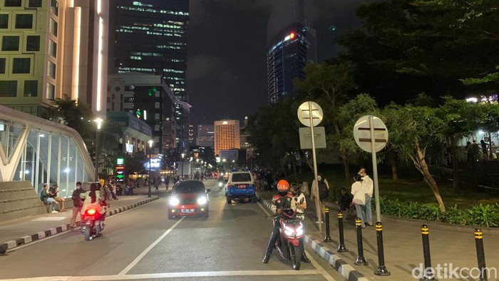 Kawasan Dukuh Atas, Jakarta Pusat, dilaporkan banyak sampah berserakan. Sejumlah warga mendukung wacana buang sampah sembarangan disanksi. (Rakha A/detikcom)