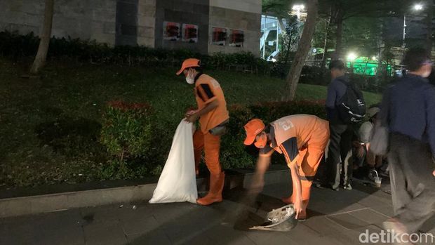 Kawasan Dukuh Atas, Jakarta Pusat, dilaporkan banyak sampah berserakan. Sejumlah warga mendukung wacana buang sampah sembarangan disanksi. (Rakha A/detikcom)