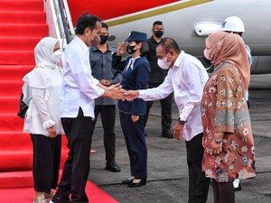 Beda Genggaman Tangan Jokowi Saat Salam Edy dan Bobby