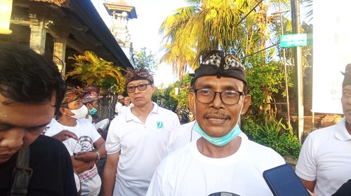 Kelihan Adat Banjar Betngandang, Desa Adat Intaran, Denpasar, Bali, I Made Suda saat ditemui wartawan saat pemasangan baliho penolakan terminal LNG di kawasan mangrove, Selasa (5/7/2022).