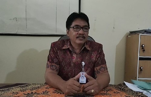 Kepala Sekolah SDN 2 Selumbung I Wayan Sucakra saat ditemui di ruang kerjanya, Selasa (5/7/2022)