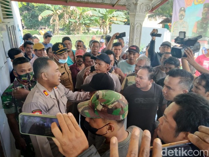 Suasana keributan warga di Desa Padang Mahondang, Asahan jelang pengundian nomor urut Kades. (Perdana/detikSumut)