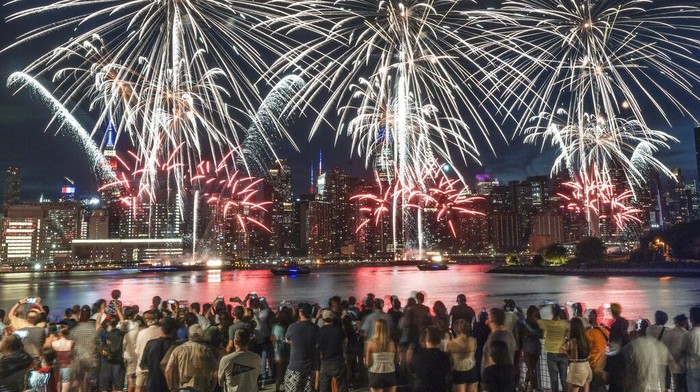 Kilau Kembang Api Hiasi Perayaan Kemerdekaan Amerika Serikat Spectators gather along Williamsburg's waterfront, in the New York borough of Brooklyn, for the Macy's fireworks display as fireworks explode from barges on the East River to celebrate Independence Day, Monday July 4, 2022, in New York. (AP Photo/Bebeto Matthews)