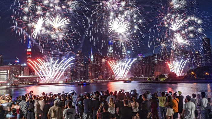 Kilau Kembang Api Hiasi Perayaan Kemerdekaan Amerika Serikat Spectators gather along Williamsburg's waterfront, in the New York borough of Brooklyn, for the Macy's fireworks display as fireworks explode from barges on the East River to celebrate Independence Day, Monday July 4, 2022, in New York. (AP Photo/Bebeto Matthews)