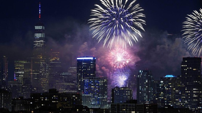 Kilau Kembang Api Hiasi Perayaan Kemerdekaan Amerika Serikat Spectators gather along Williamsburg's waterfront, in the New York borough of Brooklyn, for the Macy's fireworks display as fireworks explode from barges on the East River to celebrate Independence Day, Monday July 4, 2022, in New York. (AP Photo/Bebeto Matthews)