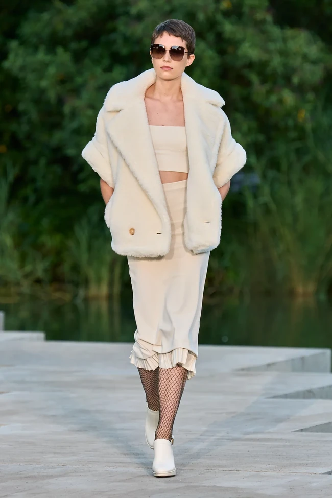 Koleksi busana terbaru Max Mara Resort 2023 yang ditampilkan dalam fashion show di taman Calouste Gulbenkian Foundation, Lisbon Portugal. Foto: Dok. Max Mara.
