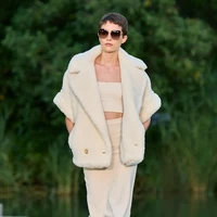 Koleksi busana terbaru Max Mara Resort 2023 yang ditampilkan dalam fashion show di taman Calouste Gulbenkian Foundation, Lisbon Portugal. Foto: Dok. Max Mara.