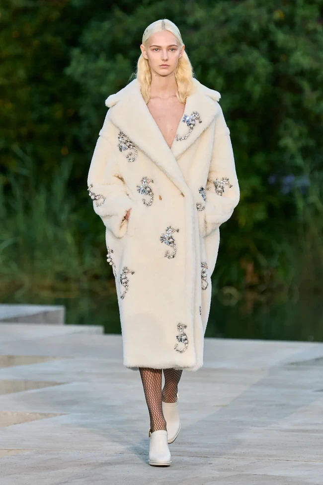 Koleksi busana terbaru Max Mara Resort 2023 yang ditampilkan dalam fashion show di taman Calouste Gulbenkian Foundation, Lisbon Portugal. Foto: Dok. Max Mara.