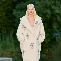 Koleksi busana terbaru Max Mara Resort 2023 yang ditampilkan dalam fashion show di taman Calouste Gulbenkian Foundation, Lisbon Portugal. Foto: Dok. Max Mara.