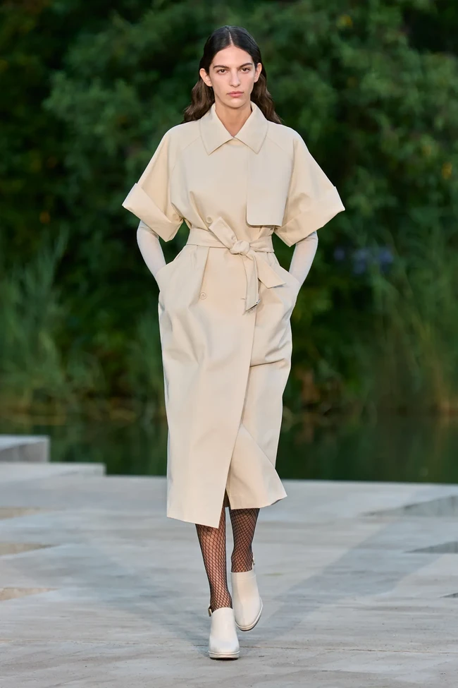Koleksi busana terbaru Max Mara Resort 2023 yang ditampilkan dalam fashion show di taman Calouste Gulbenkian Foundation, Lisbon Portugal. . Foto: Dok. Max Mara.