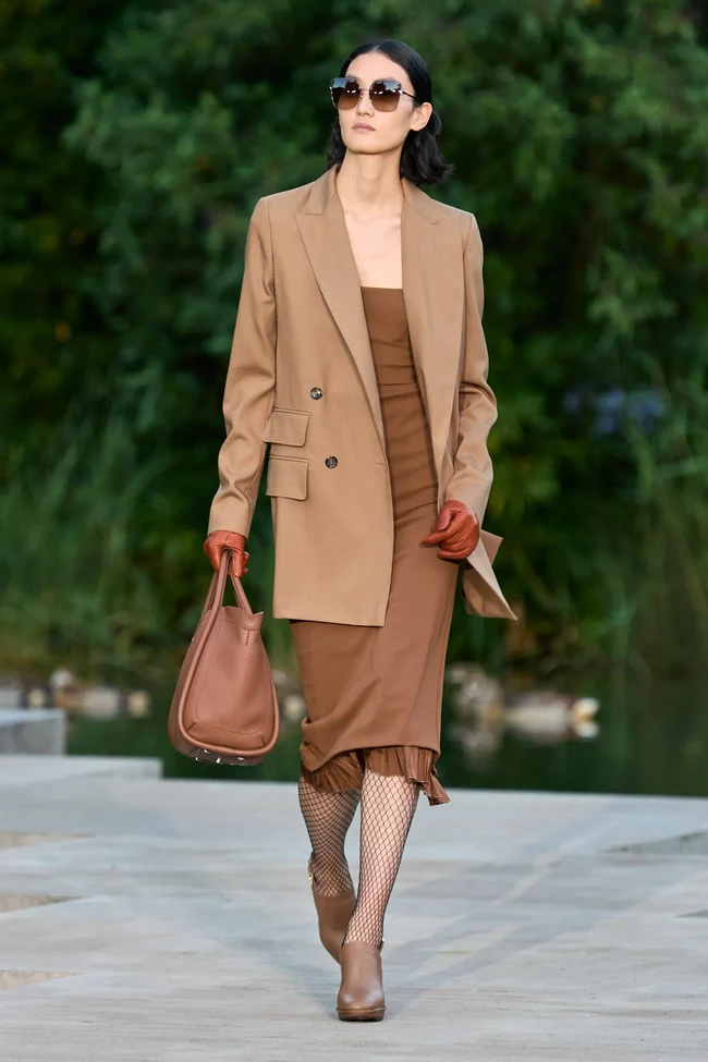 Koleksi busana terbaru Max Mara Resort 2023 yang ditampilkan dalam fashion show di taman Calouste Gulbenkian Foundation, Lisbon Portugal.  Foto: Dok. Max Mara.