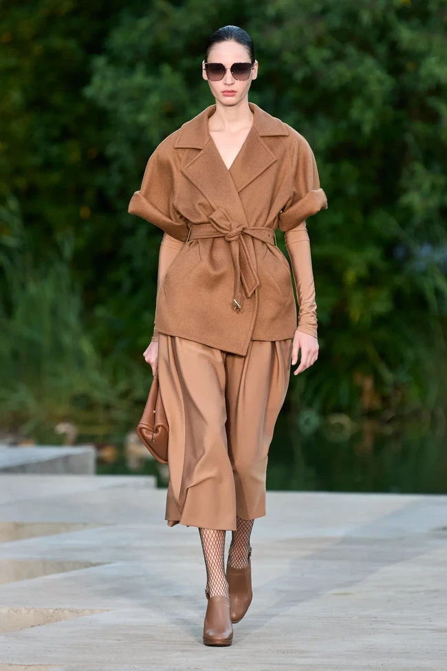 Koleksi busana terbaru Max Mara Resort 2023 yang ditampilkan dalam fashion show di taman Calouste Gulbenkian Foundation, Lisbon Portugal.  Foto: Dok. Max Mara.