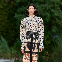 Koleksi busana terbaru Max Mara Resort 2023 yang ditampilkan dalam fashion show di taman Calouste Gulbenkian Foundation, Lisbon Portugal.  Foto: Dok. Max Mara.