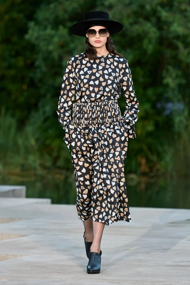 Koleksi busana terbaru Max Mara Resort 2023 yang ditampilkan dalam fashion show di taman Calouste Gulbenkian Foundation, Lisbon Portugal.  Foto: Dok. Max Mara.