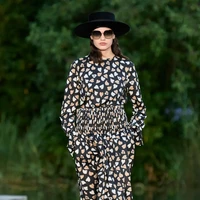Koleksi busana terbaru Max Mara Resort 2023 yang ditampilkan dalam fashion show di taman Calouste Gulbenkian Foundation, Lisbon Portugal.  Foto: Dok. Max Mara.
