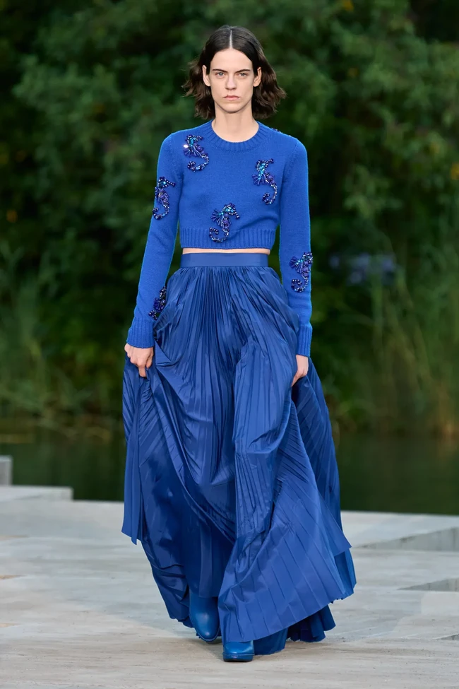 Koleksi busana terbaru Max Mara Resort 2023 yang ditampilkan dalam fashion show di taman Calouste Gulbenkian Foundation, Lisbon Portugal. Foto: Dok. Max Mara.