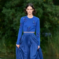 Koleksi busana terbaru Max Mara Resort 2023 yang ditampilkan dalam fashion show di taman Calouste Gulbenkian Foundation, Lisbon Portugal. Foto: Dok. Max Mara.