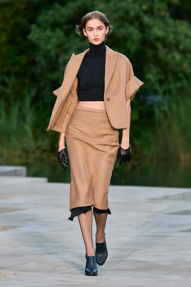 Koleksi busana terbaru Max Mara Resort 2023 yang ditampilkan dalam fashion show di taman Calouste Gulbenkian Foundation, Lisbon Portugal. Foto: Dok. Max Mara.