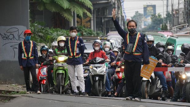 Komunitas Edan Sepur Indonesia laksanakan disiplin di Perlintasan Cimindi.