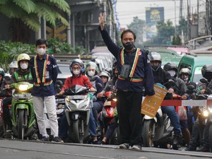 Edan Sempur Indonesia, Sang Penjaga Perlintasan Kereta Api