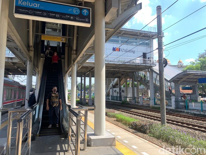 Kondisi Stasiun Cakung, Jakarta Timur, 5 Juli 2022. Perbaikan eskalator selesai, lift masih mati. (Mulia Budi/detikcom)
