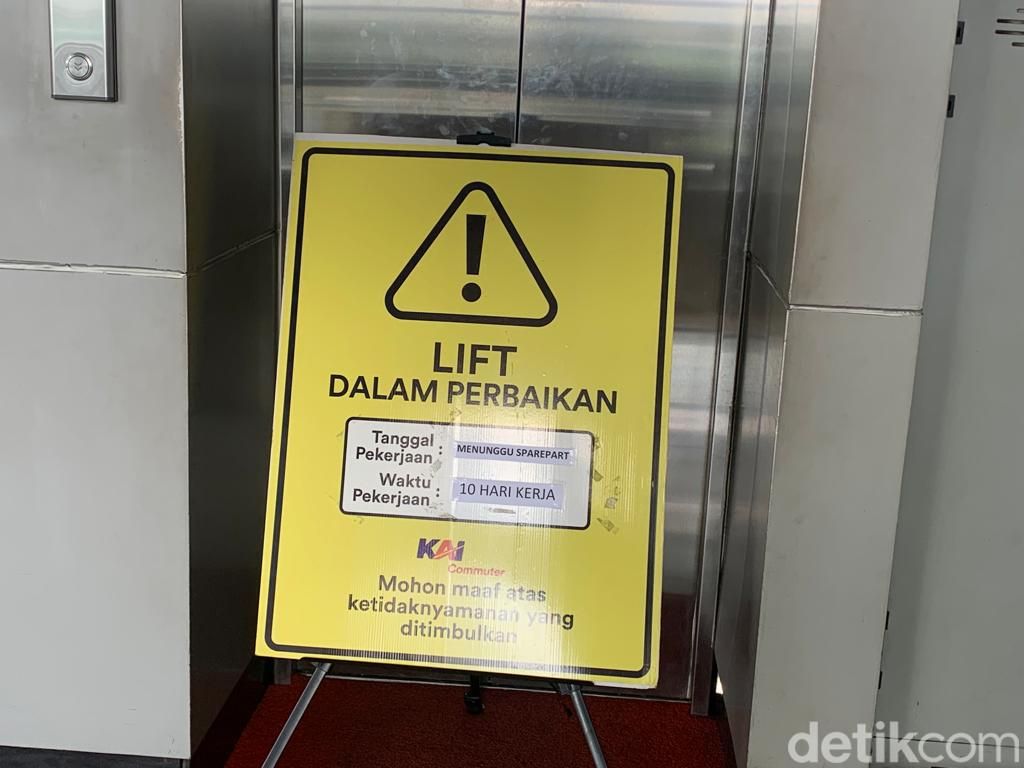 Kondisi Stasiun Cakung, Jakarta Timur, 5 Juli 2022. Perbaikan eskalator selesai, lift masih mati. (Mulia Budi/detikcom)