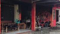 Kapolsek Depok Barat AKP Mega Tetuko mengatakan pagi tadi sudah dilakukan aksi bersih-bersih di lokasi kejadian kericuhan. Pembersihan itu melibatkan berbagai elemen masyarakat. Foto: Jauh Hari Wawan S/detikJateng