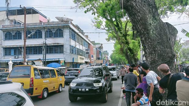 Lalu lintas di Jalan Brigjen Katamso Medan mengalami kemacetan. (Goklas/detikSumut)