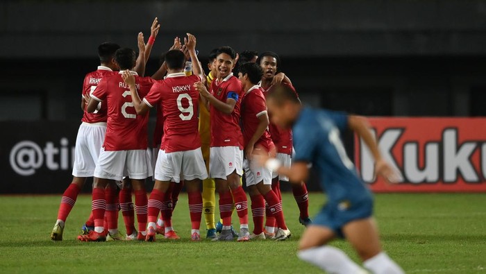 Sejumlah pesepak bola Tim Nasional Indonesia U-19 meneriakkan yel-yel penyemangat sebelum bertanding melawan Tim Nasional Brunei Darussalam U-19 dalam laga penyisihan Grup A Piala AFF U-19 2022 di Stadion Patriot Candrabhaga, Bekasi, Jawa Barat, Senin (4/7/2022). ANTARA FOTO/Aditya Pradana Putra/wsj.