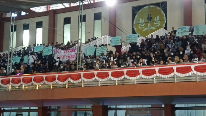 Mahasiswa membentangkan poster di tengah kuliah umum Erick Thohir di Unsoed Purwokerto, Selasa (5/7/2022).