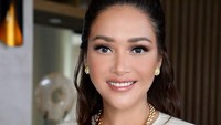 Perawatan yang dilakukan Maia Estianty mencakup pengencangan di area wajah dan memberi efek tirus pada pipi. (Foto: dok. Instagram @maiaestiantyreal) 