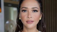 Maia Estianty tidak melakukan operasi bedah plastik untuk penampilannya ini. (Foto: dok. Instagram @maiaestiantyreal) 